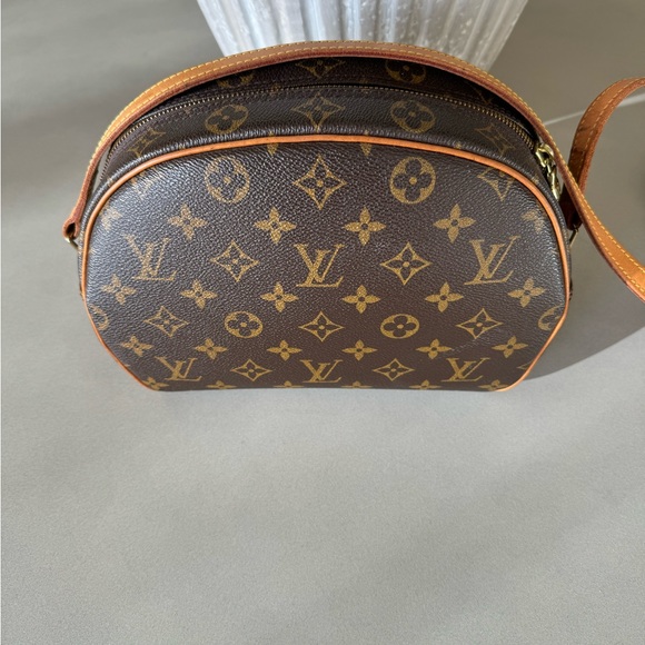 Authentic gently used Louis Vuitton Blois Crossbody bag in monogram - Picture 2 of 6